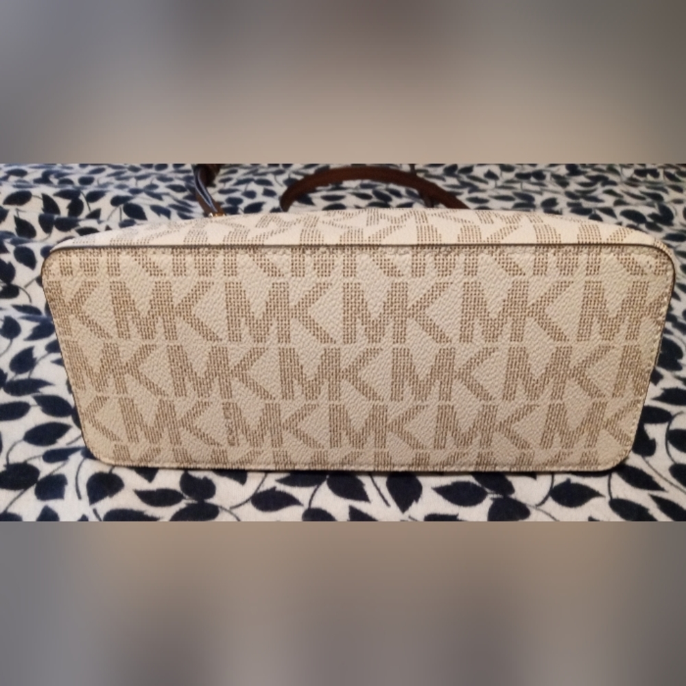 Gallery image 4 for MICHAEL Michael Kors Cindy Lg Dome Crossbody
