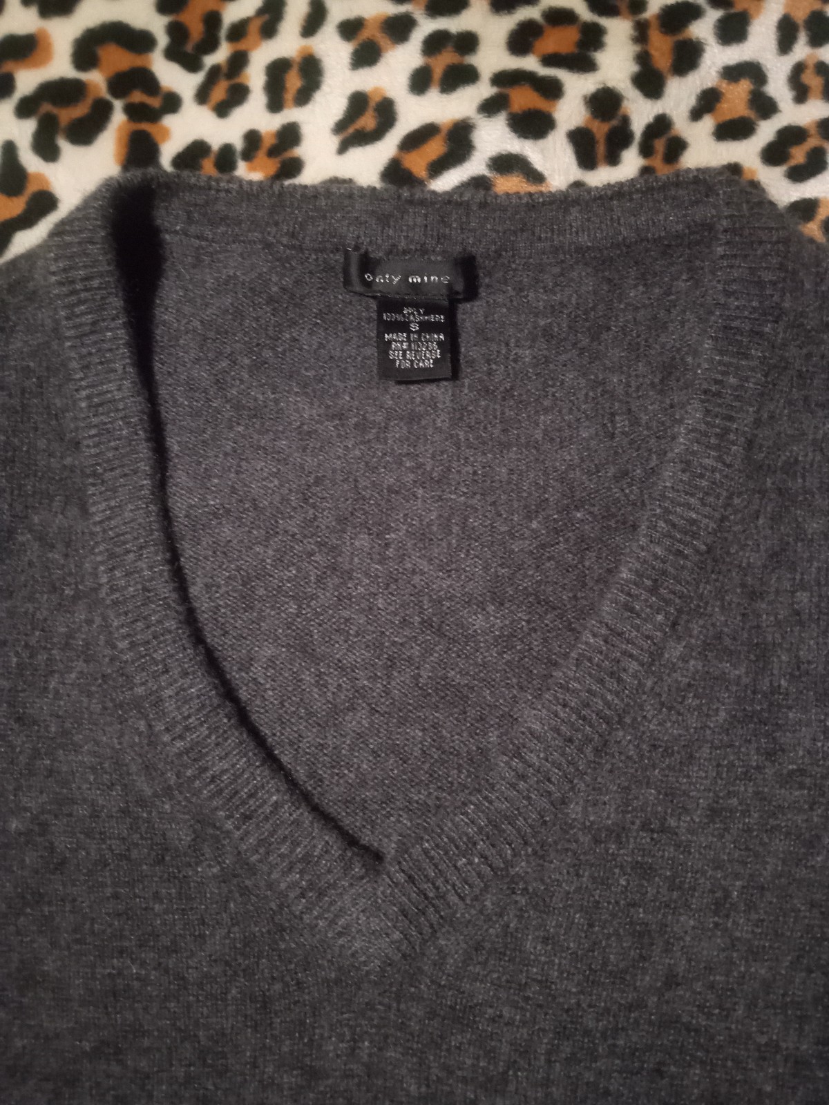 Gallery image 1 for Only Mine 100% Cashmere V-Neck Sweater, Small