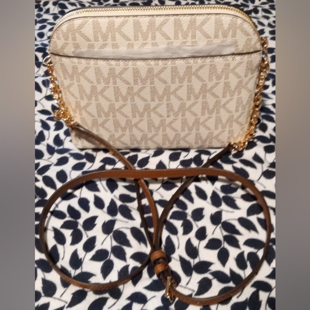 Gallery image 1 for MICHAEL Michael Kors Cindy Lg Dome Crossbody