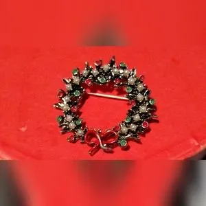 Gallery image 1 for Vintage Holiday Wreath Pin