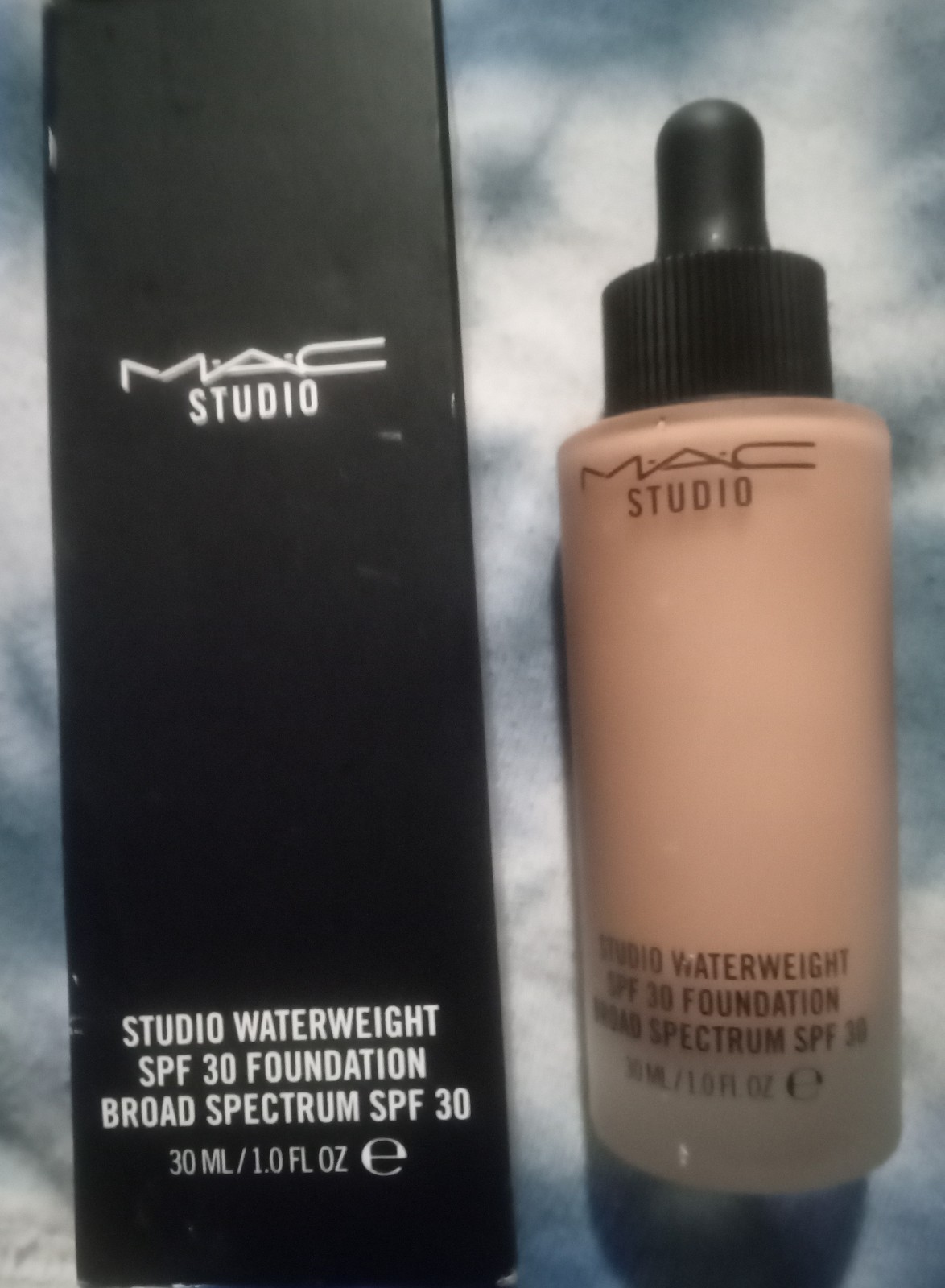 Gallery image 1 for MAC Studio Waterweight SPF 30 Foundation, NW30