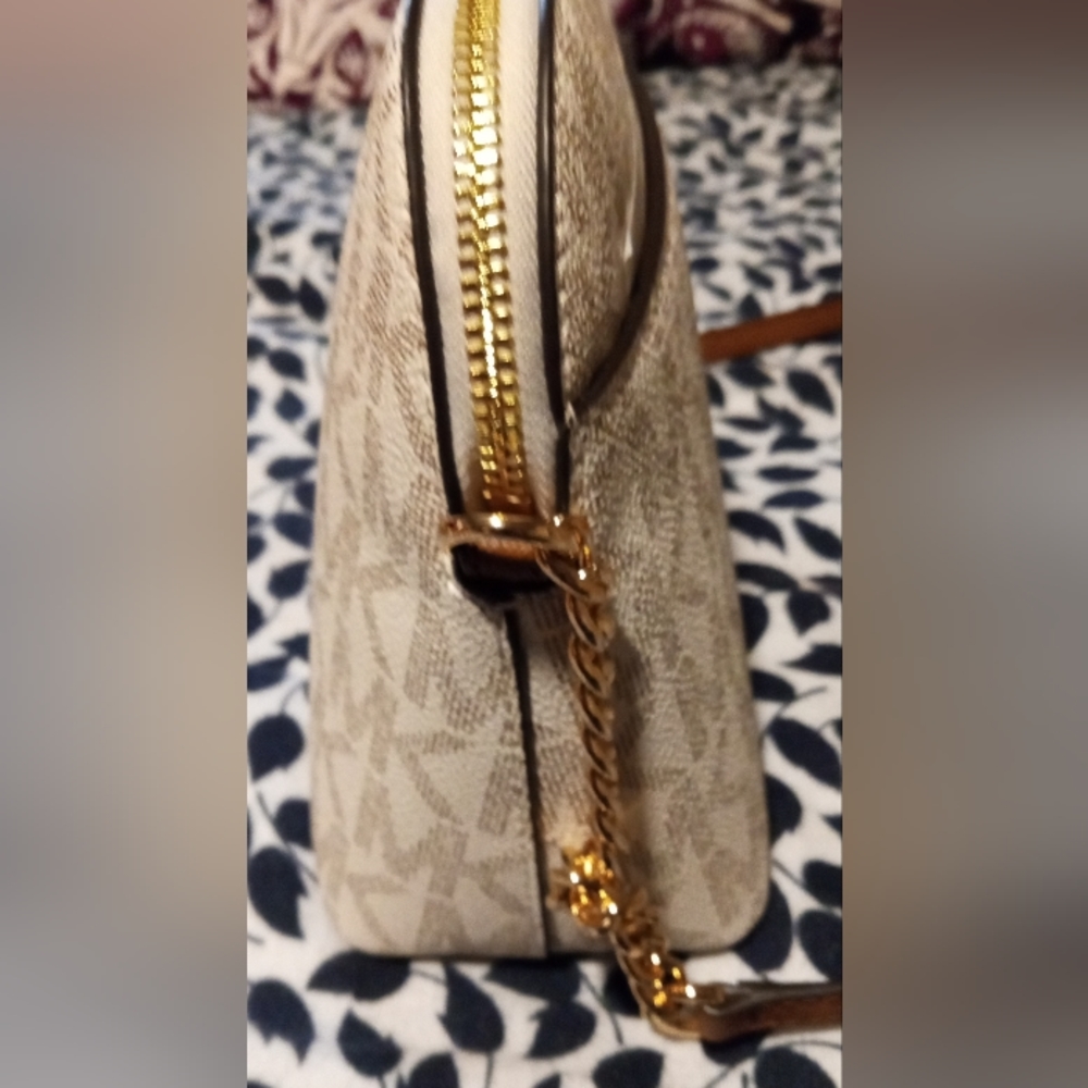 Gallery image 2 for MICHAEL Michael Kors Cindy Lg Dome Crossbody