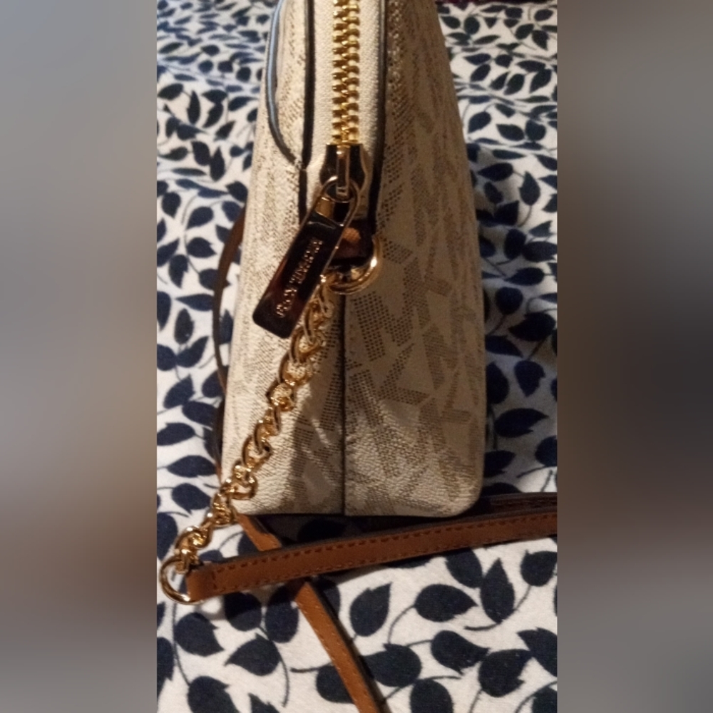 Gallery image 3 for MICHAEL Michael Kors Cindy Lg Dome Crossbody