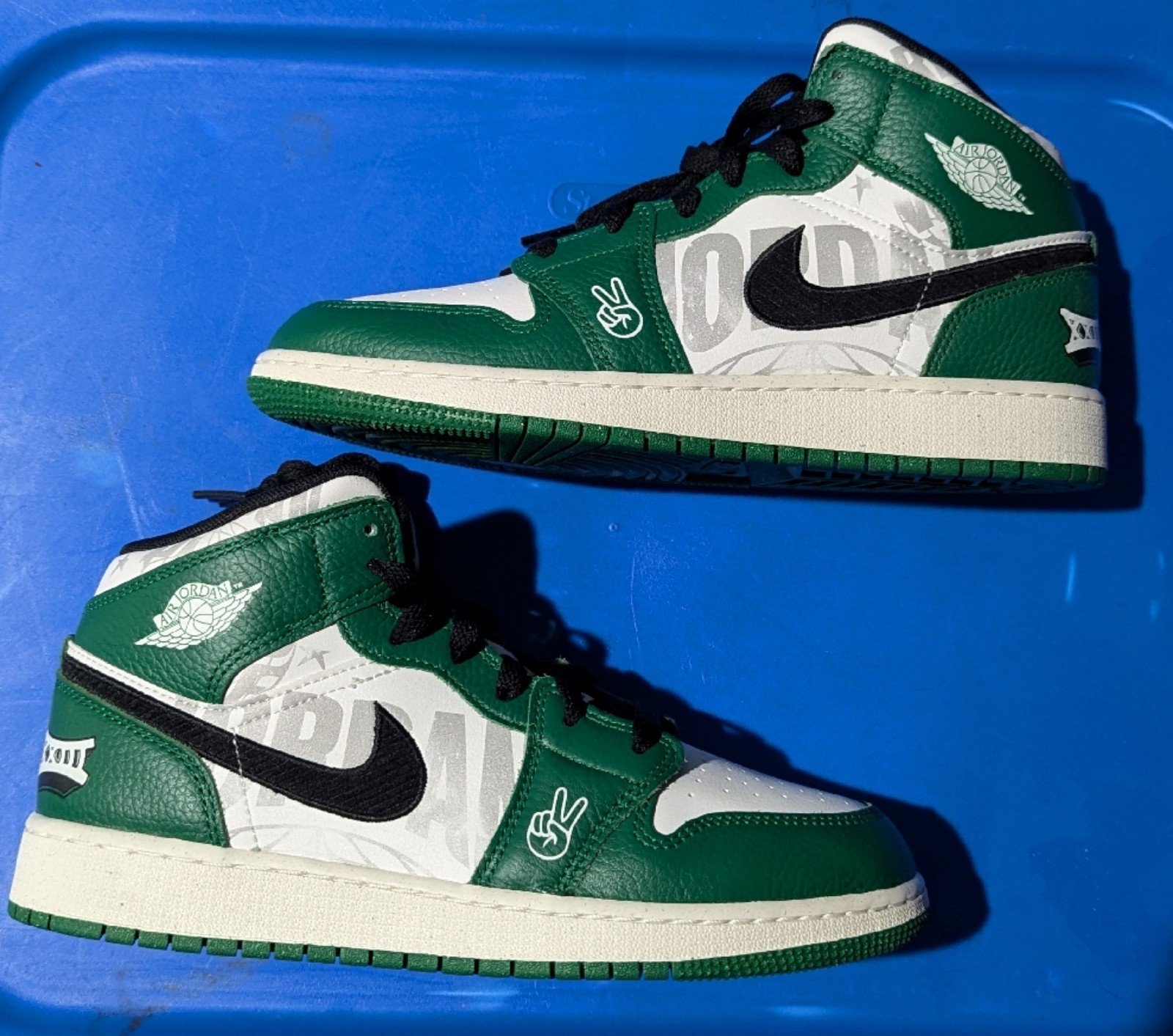 Jordan 1 Mid SE Overbranded Youth Sneakers