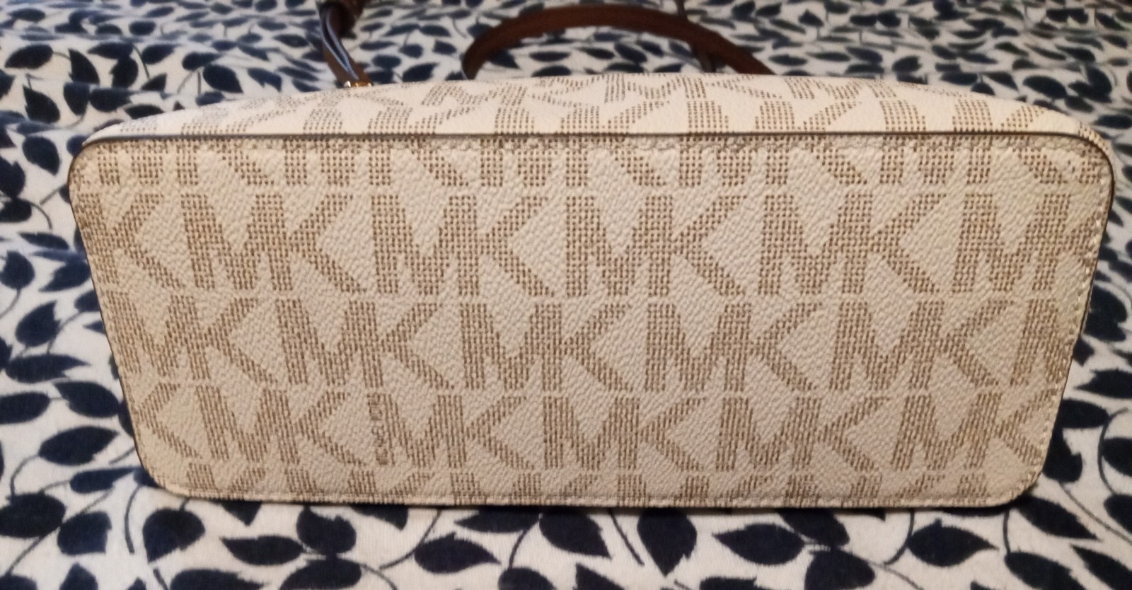 Gallery image 4 for Michael Kors Cindy Large Dome Crossbody