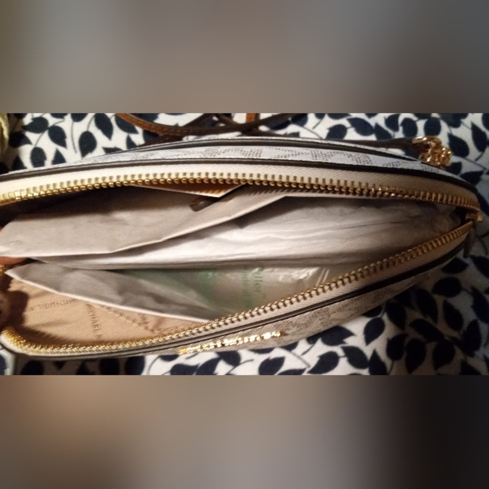 Gallery image 5 for MICHAEL Michael Kors Cindy Lg Dome Crossbody