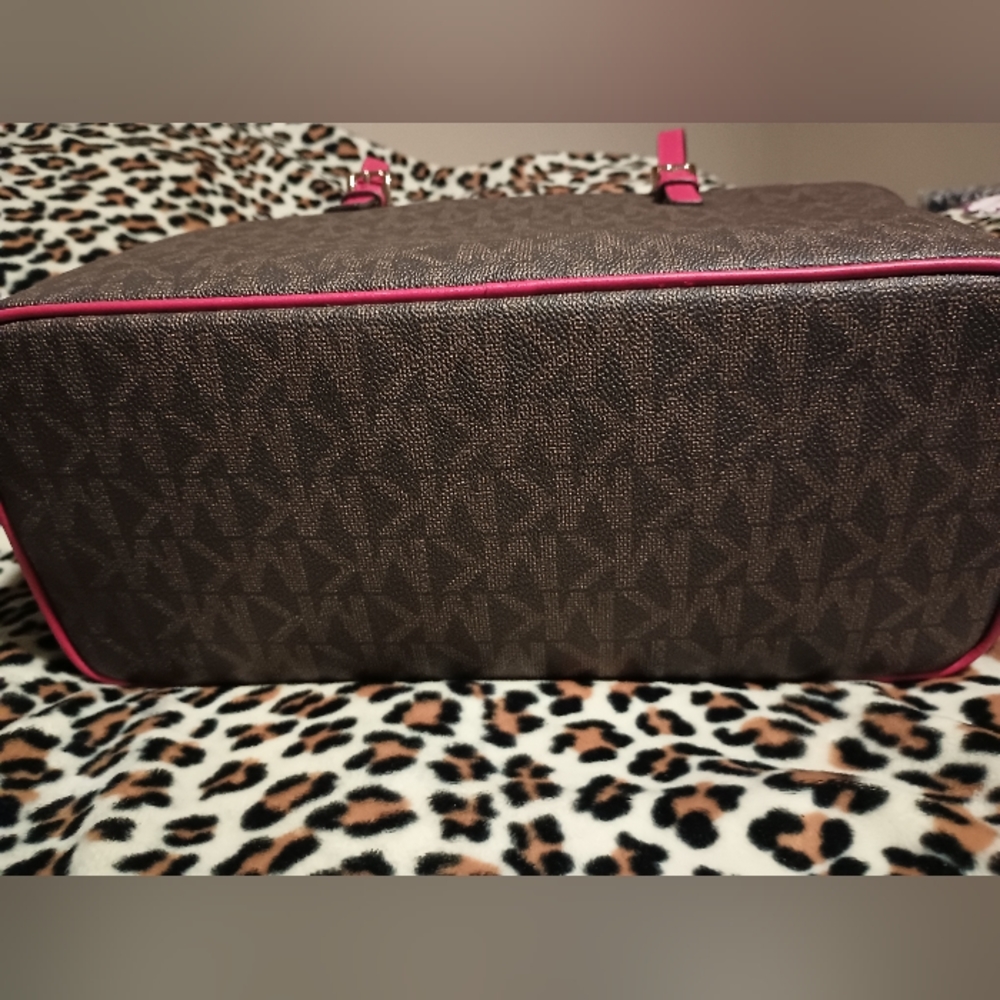 Gallery image 3 for Michael Kors Jet Set Charm Large Tote